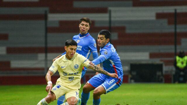 Alejandro Zendejas medio de las Águilas del América y Erick Lira medio del Cruz Azul durante el encuentro de la jornada 5 de la Copa Sky.