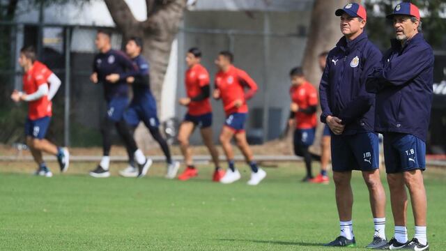 Tomás Boy supervisa el ensayo rojiblanco.