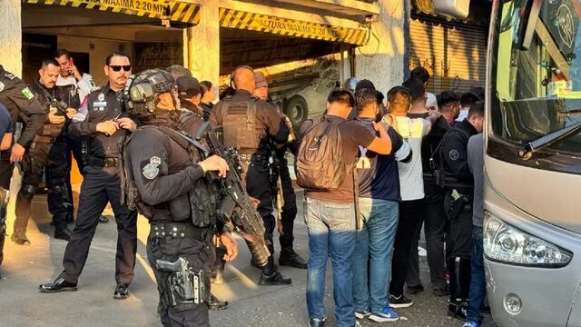 Normalistas secuestran 3 camiones con migrantes