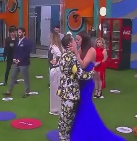 Beso de Gala Montes con Agustín Fernández en La Casa de los Famosos México 2024.