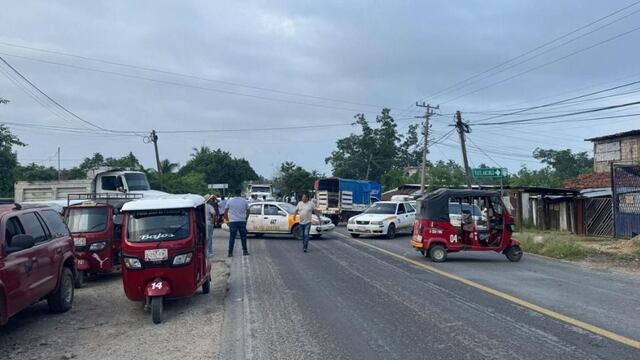 Bloqueo de transportistas y damnificados en carretera Acapulco-Zihuatanejo