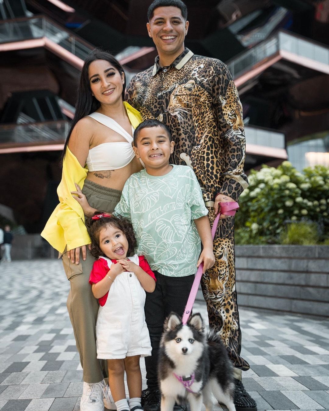 Eduin Caz, su esposa Daisy Anahí y sus hijos.