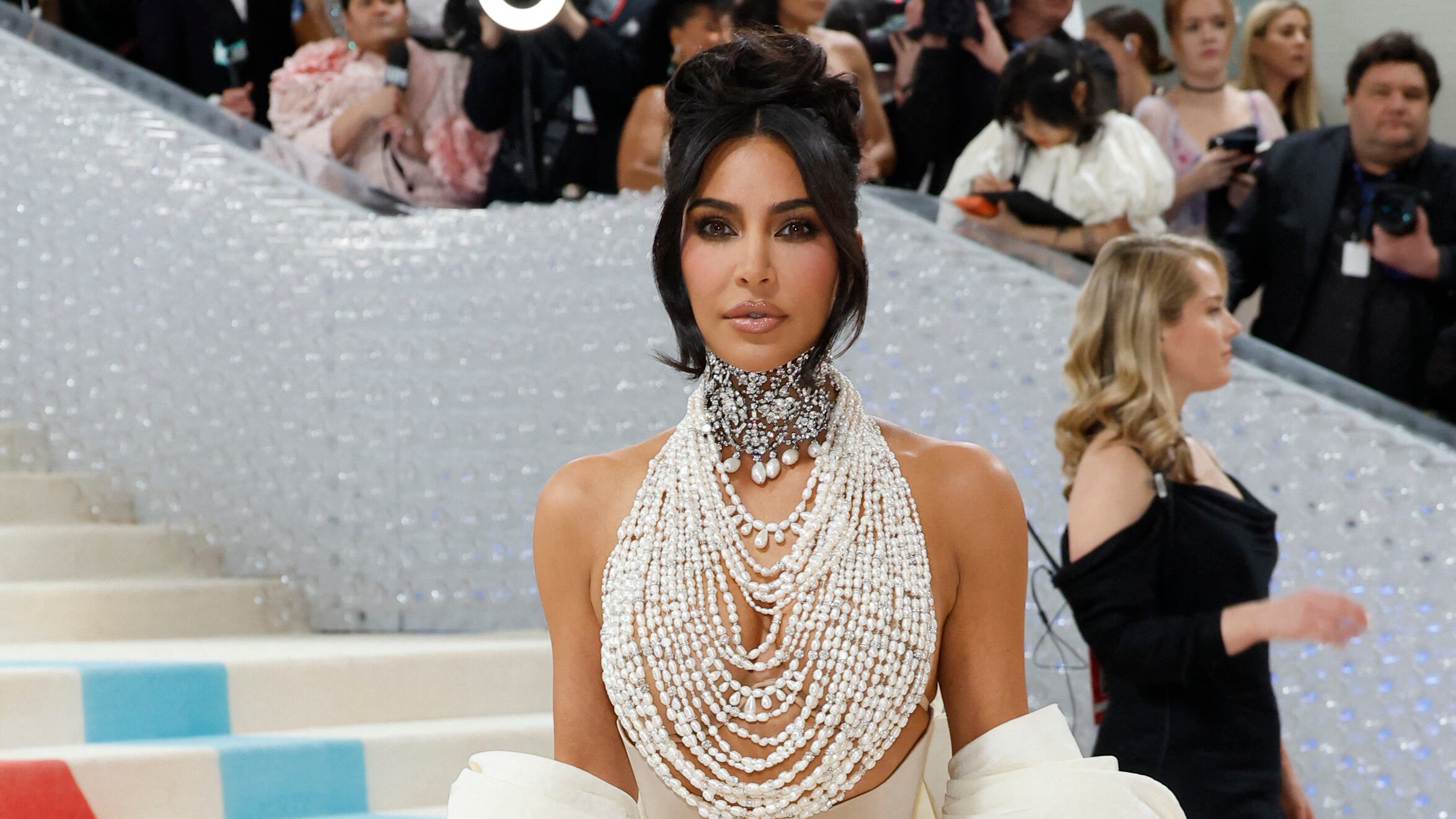 Kim Kardashian casi pierde el vestido en la MET Gala 2023 por querer lucirse de más