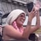 VIDEO: Karol G se ‘robó’ el celular de una fan alemana que solamente quería una foto