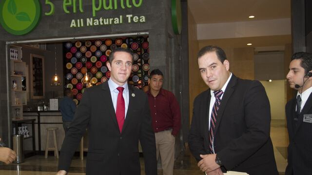 Adrián Ruvalcaba Suárez (izquierda) jefe delegacional de Cuajimalpa.
Foto: Guillermo Perea / Cuartoscuro