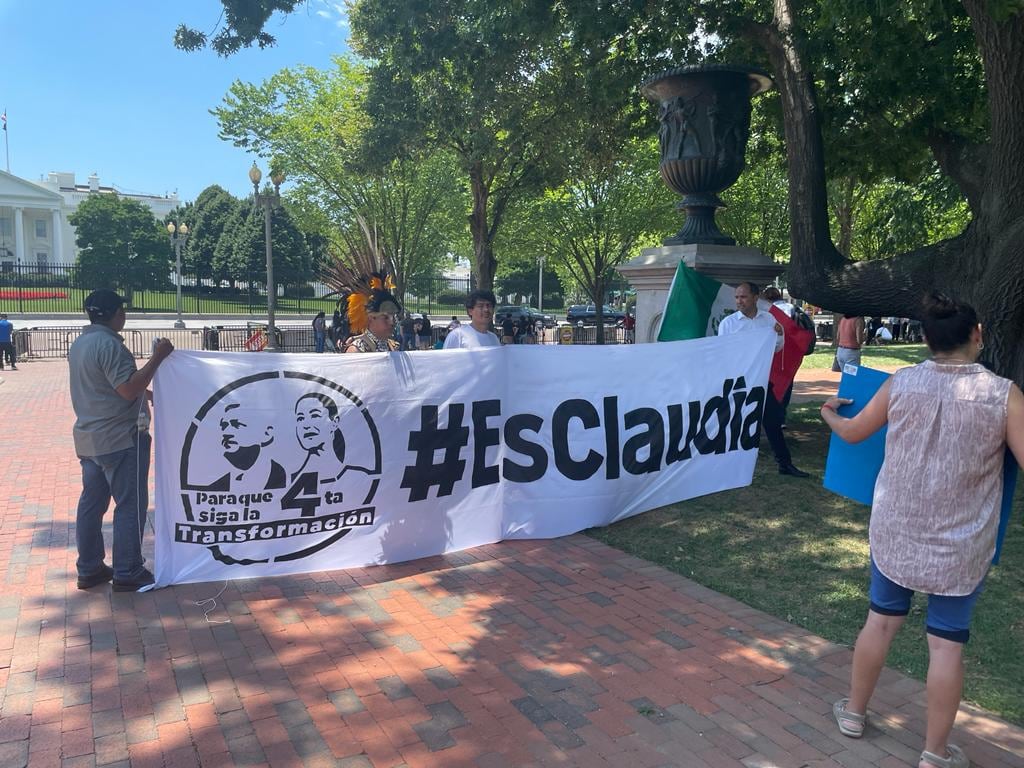 Manta en apoyo a Claudia Sheinbaum en Washington