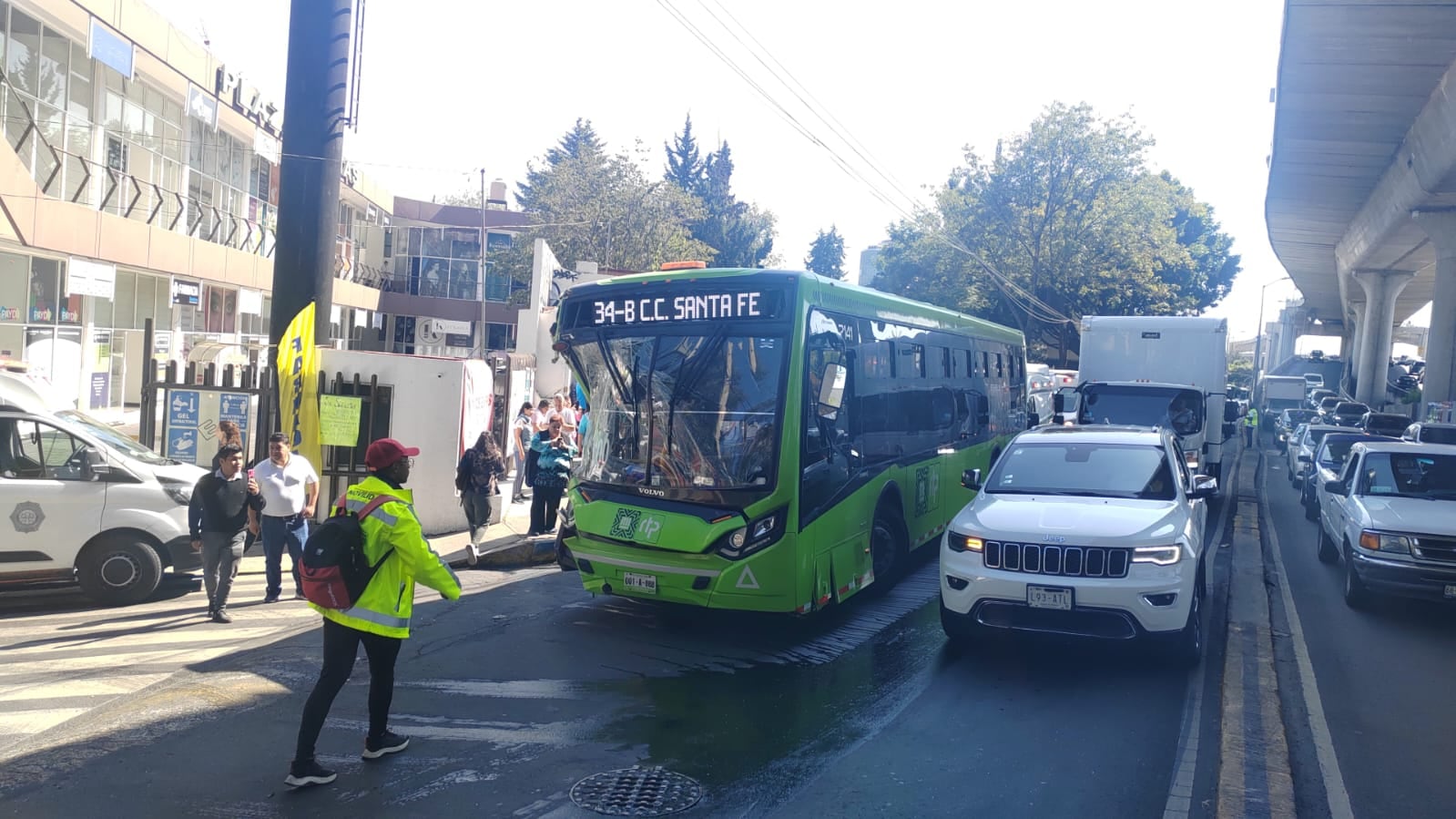 Unidad RTP choca con camión revolvedora de cemento en Magdalena Contreras