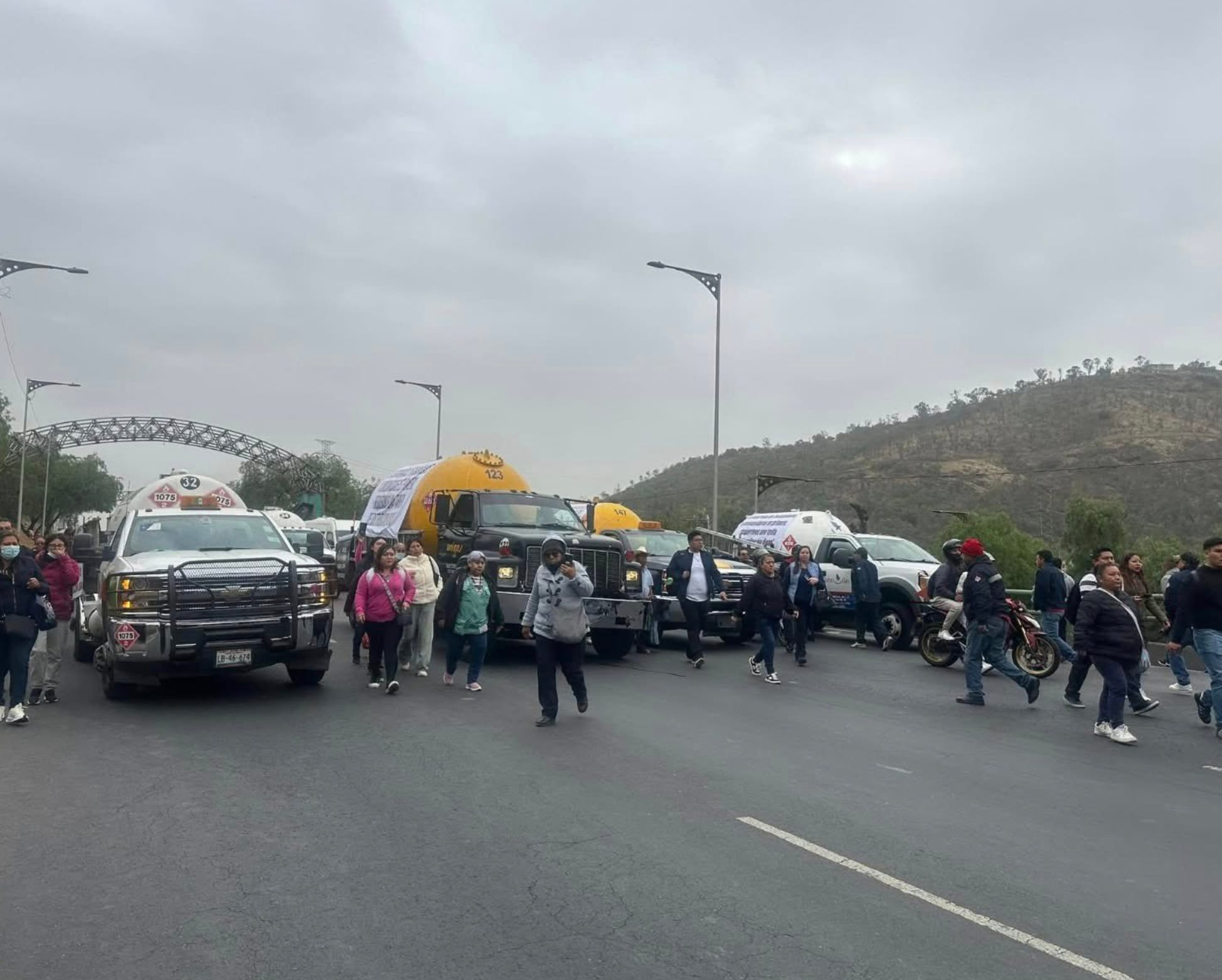 Bloqueo de pipas de gas en autopista México-Pachuca