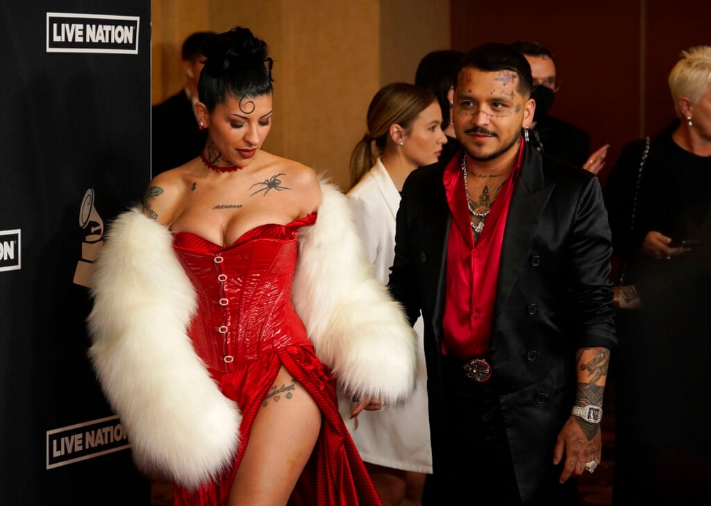 Christian Nodal con su novia Cazzu en los Latin Grammy 2022.