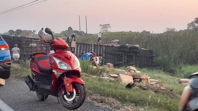 ¿Qué pasó en Tabasco? Vuelca tráiler con pollos en carretera Villahermosa-Frontera y rapiñan la mercancía