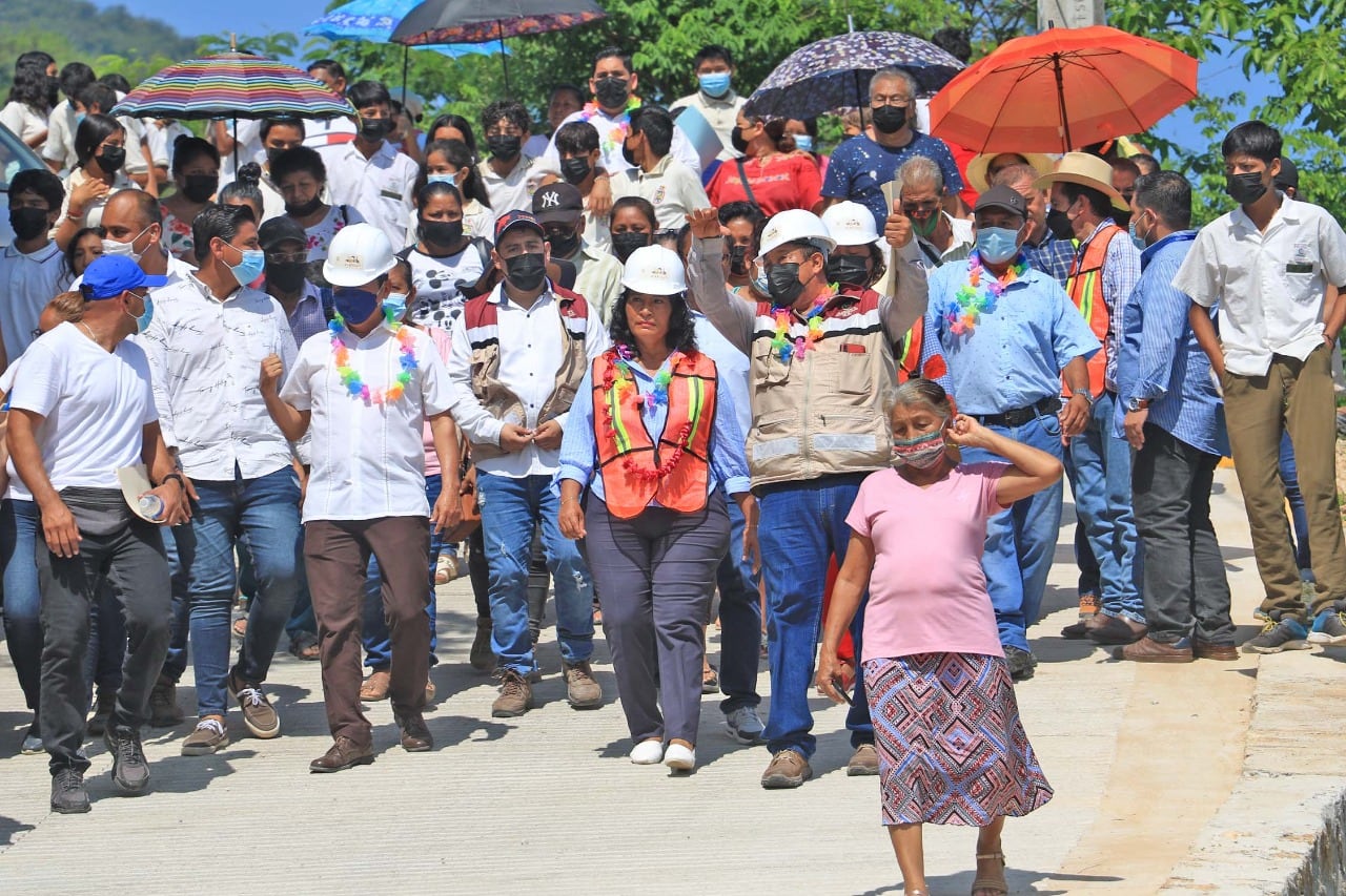 Abelina López y vecinos de Acapulco