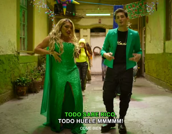 Wendy Guevara y Emilio Osorio graban un bizarro comercial para Knorr.