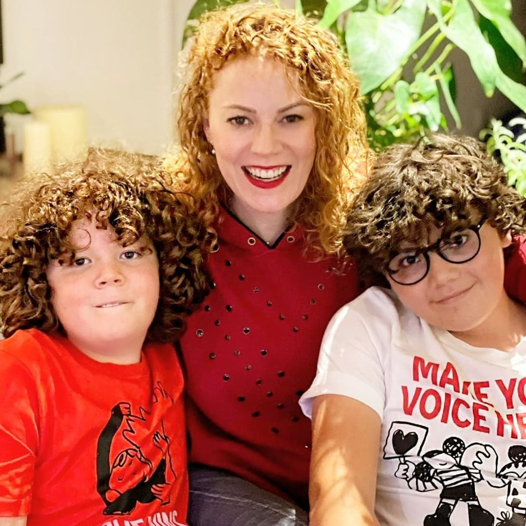 Daniela Magun junto a sus hijos Julián y Liam