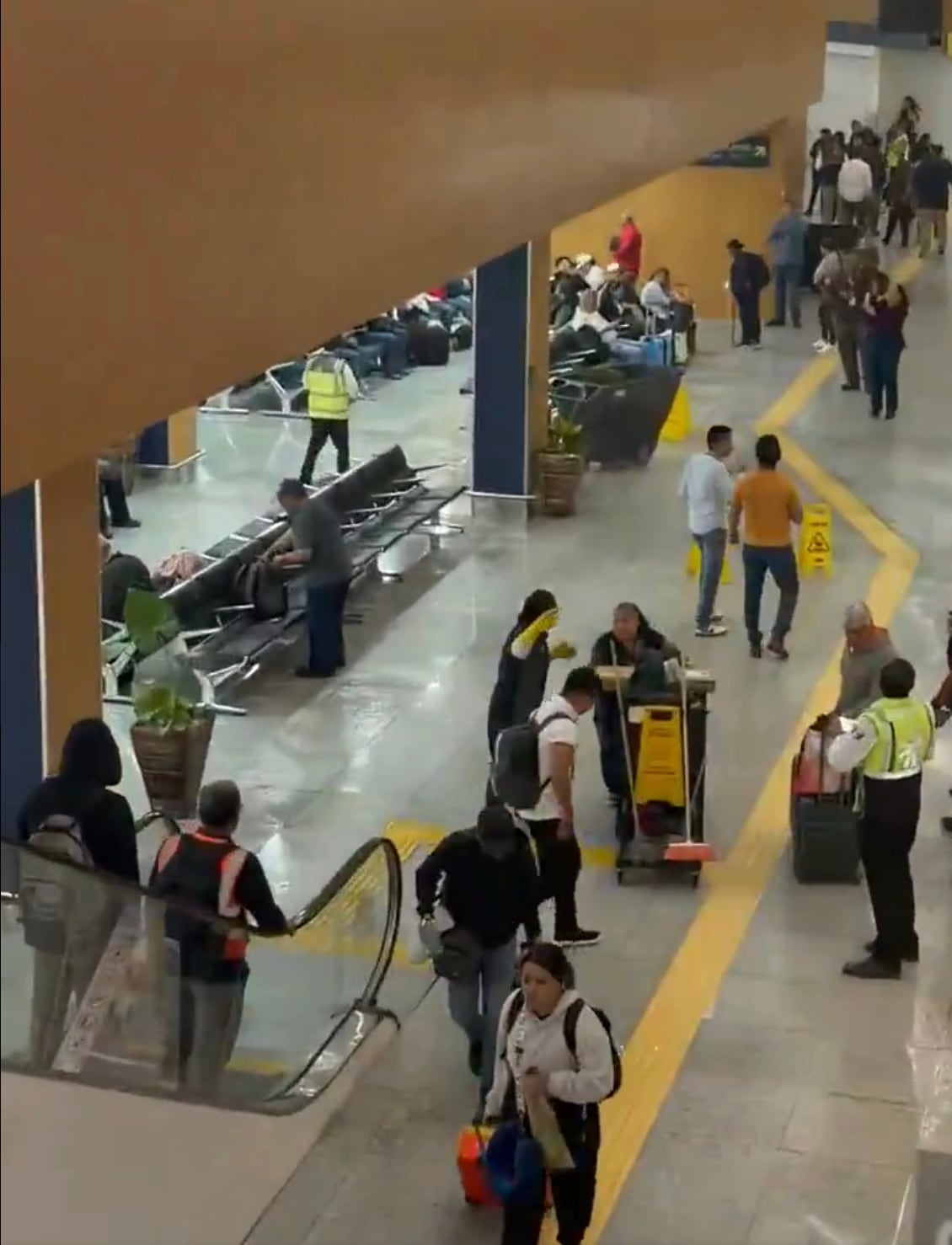 Lluvias afectan Terminal 1 del AICM en medio de remodelación