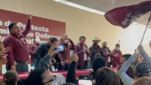 Lanzan huevos a Mario Delgado en su visita a Durango