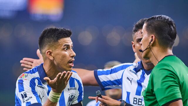 Maxi Meza reclamando al árbitro