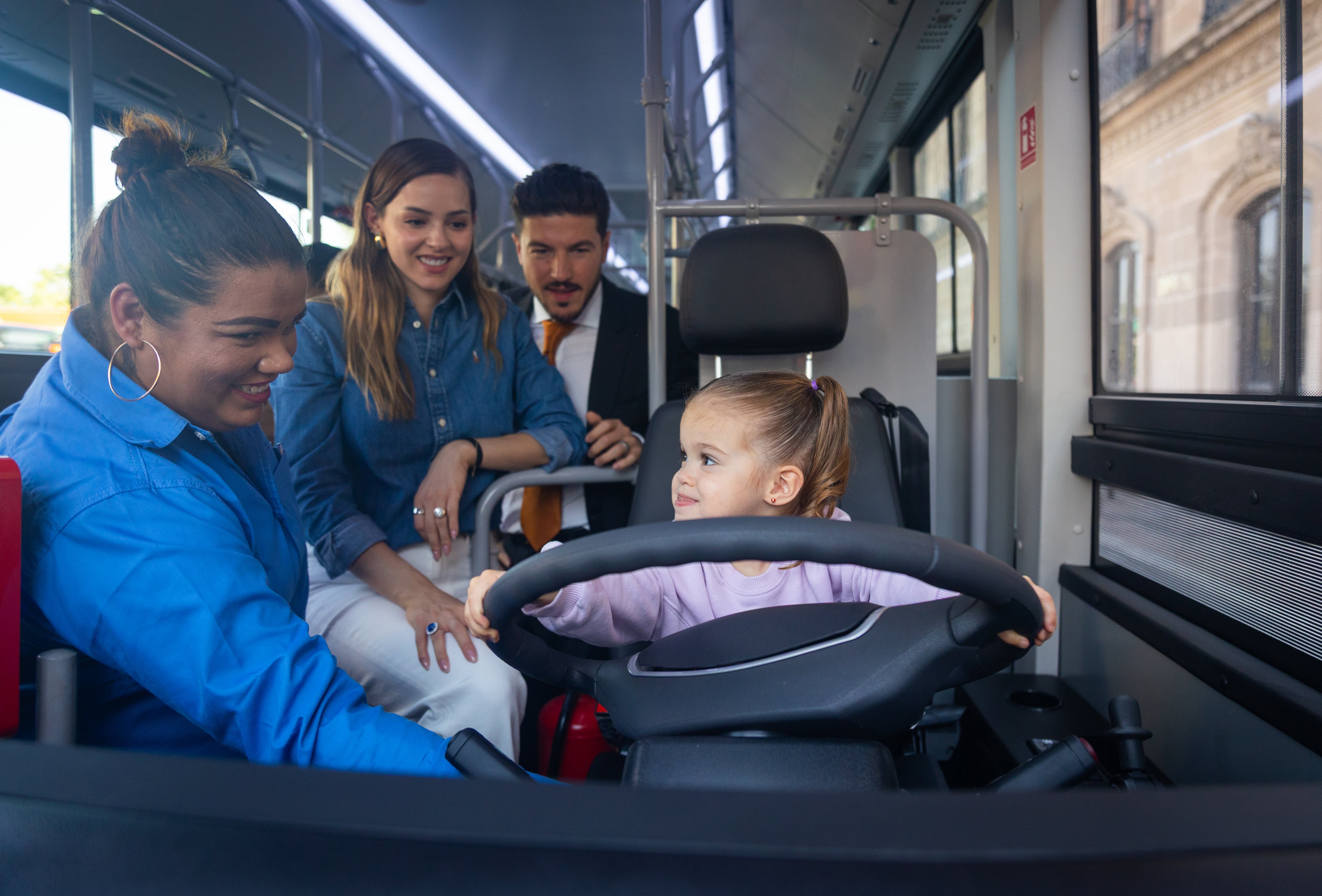 Samuel García entrega 14 unidades nuevas a la Ruta 222.