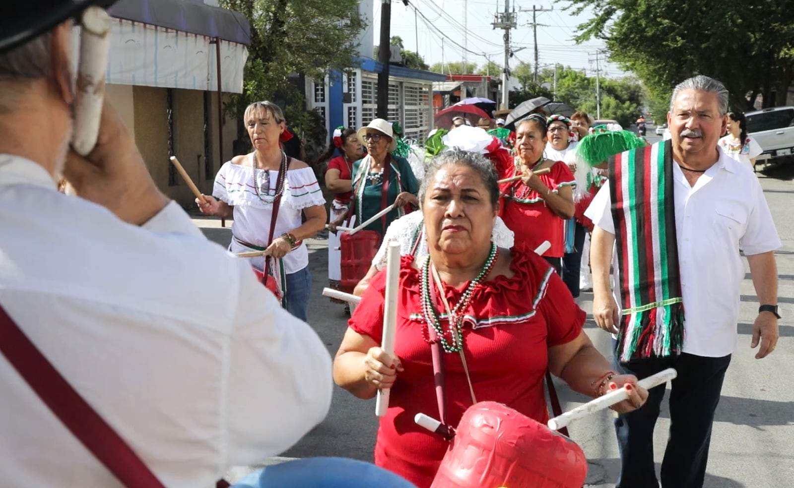 Adultos mayores de la Casa Club de Escobedo realizan desfile patrio.