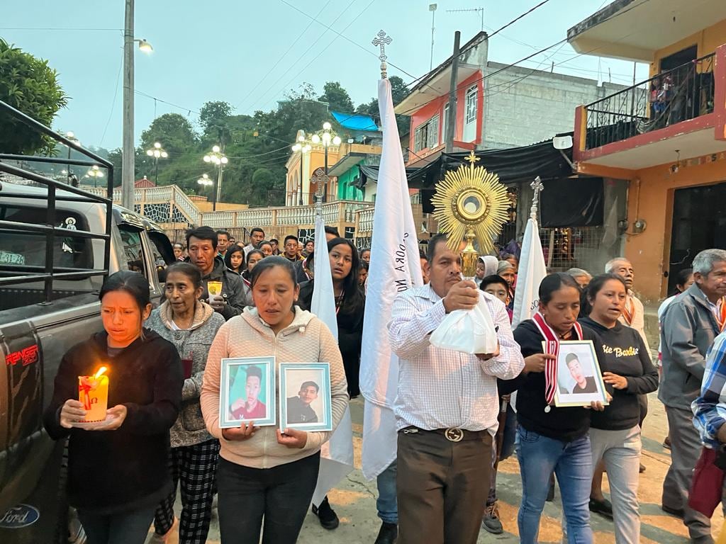 Pobladores de San Marcos Atexquilapan de Naolinco, Veracruz, rezan por Jair, Yovani y Misael, jóvenes que murieron en un tráiler abandonado en San Antonio, Texas