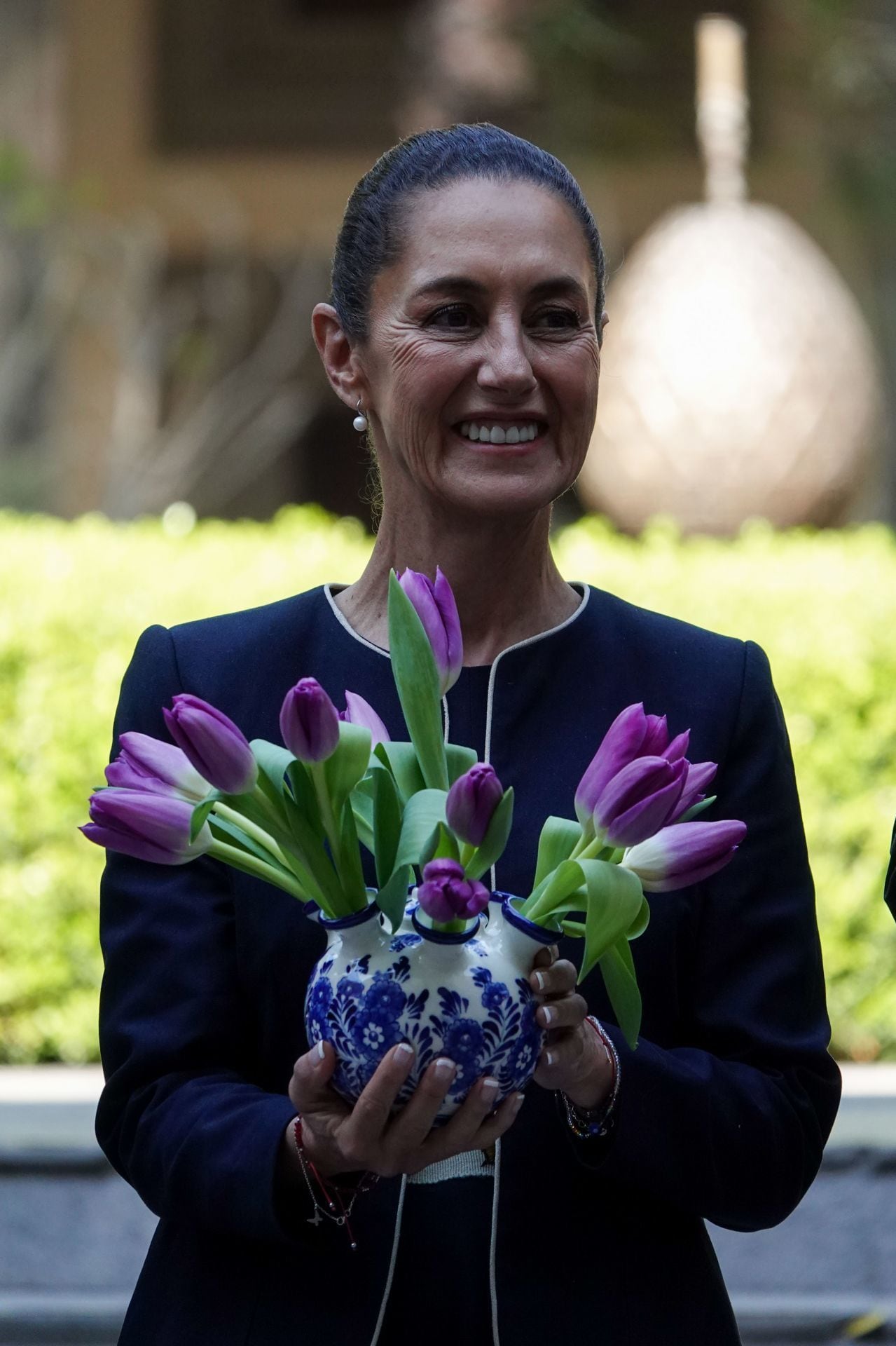 Claudia Sheinbaum recibe de Países Bajos el tulipán morado por la igualdad de género
