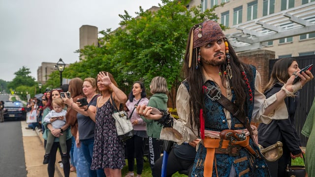 Fans de Jack Sparrow llegan a la corte