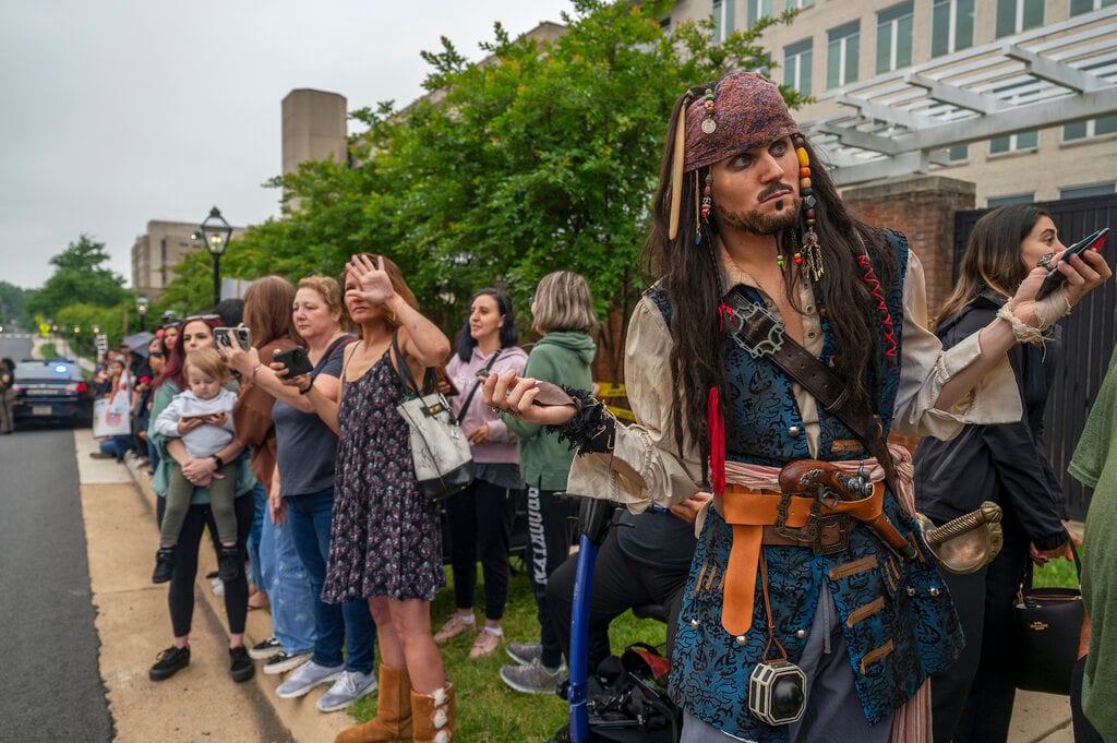 Fans de Jack Sparrow llegan a la corte