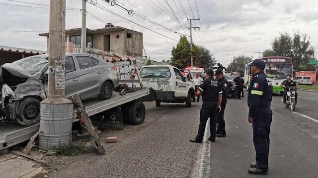 El auto se estrelló contra un puente peatonal en la carretera Toluca-Tenango.
