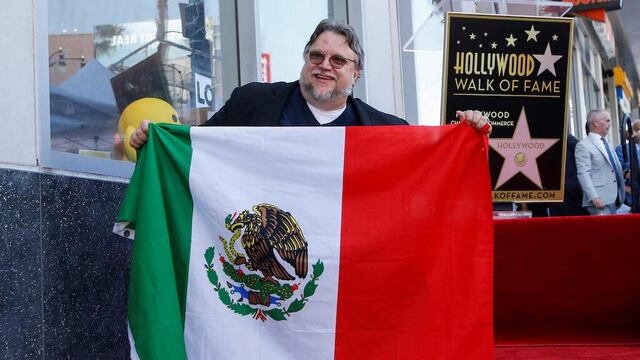 Guillermo del Toro alza orgulloso bandera de México en Paseo de la Fama.