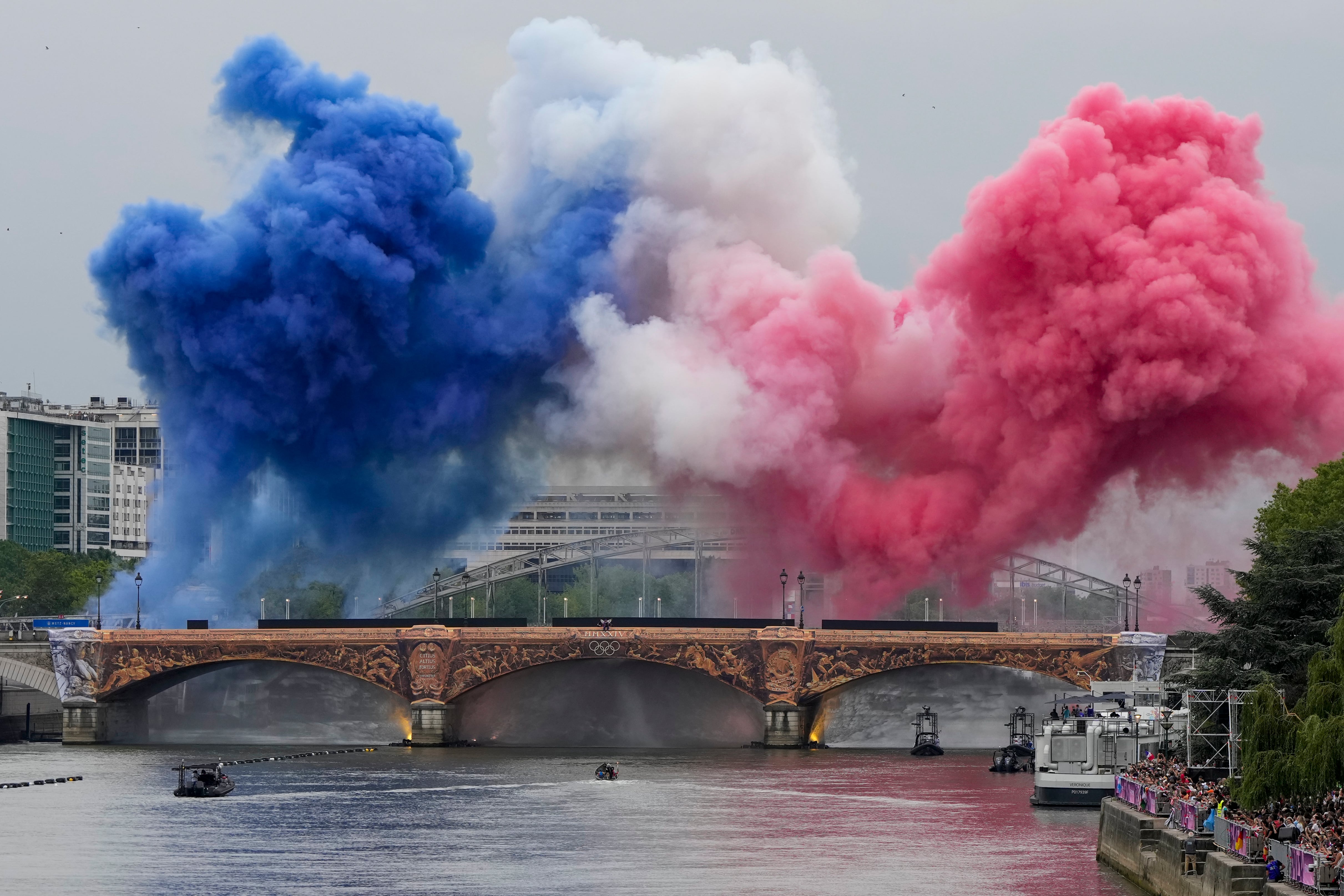 La espectacular postal de los colores de Francia en el rio Sena.