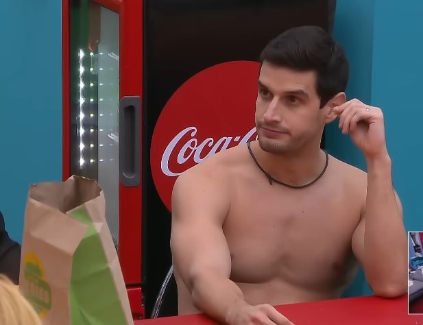 Adrián Marcelo amenaza a Arath de la Torre en La Casa de los Famosos 2024.