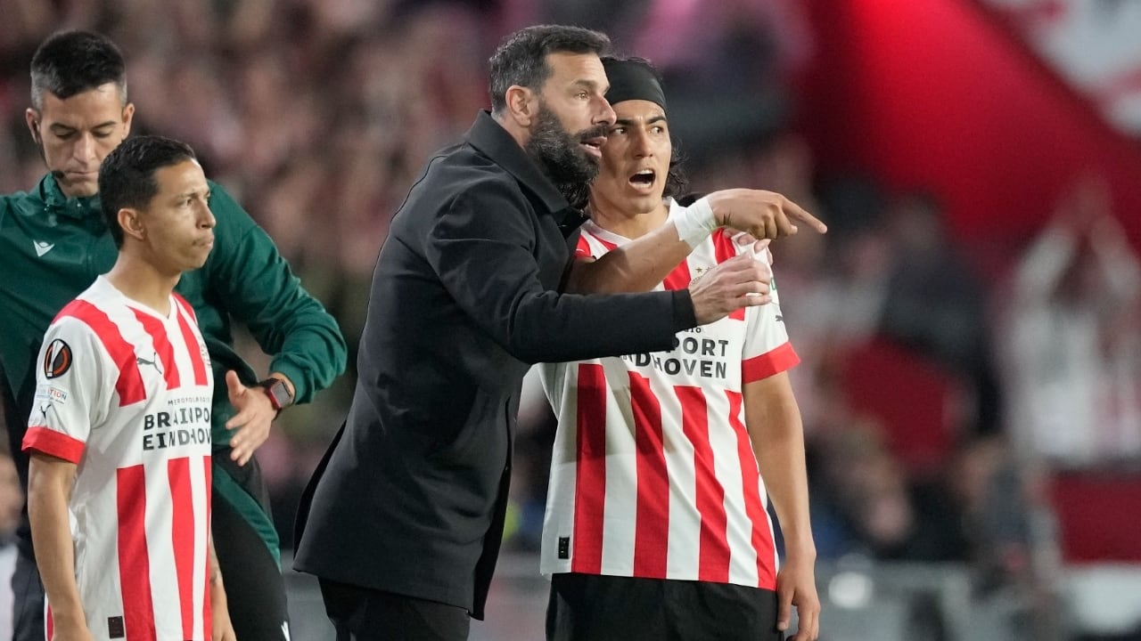 Ruud Van Nistelroy y Erick Gutiérrez.