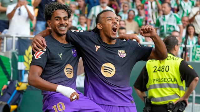 Lamine Yamal celebra junto a Koundé el primer gol del FC Barcelona