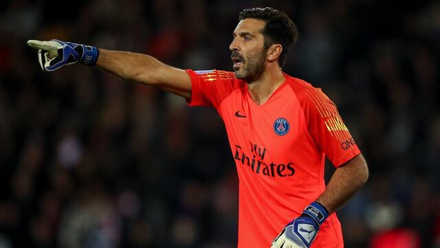 Buffon defiende la portería del PSG.