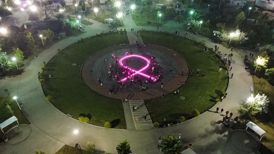 Iluminan moño por la lucha contra el cáncer en alameda de Texcoco