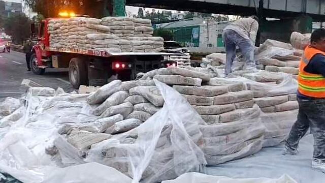 Volcadura de camión con bultos de cal  en la autopista México-Pachuca