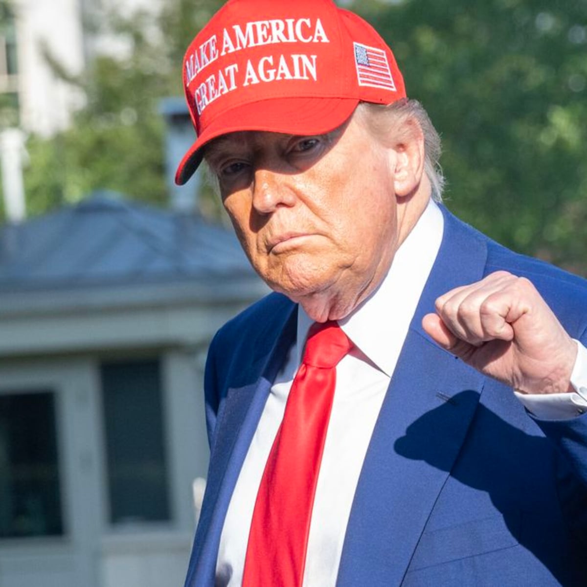 Trump, Netanyahu y Dios entran en un bar…