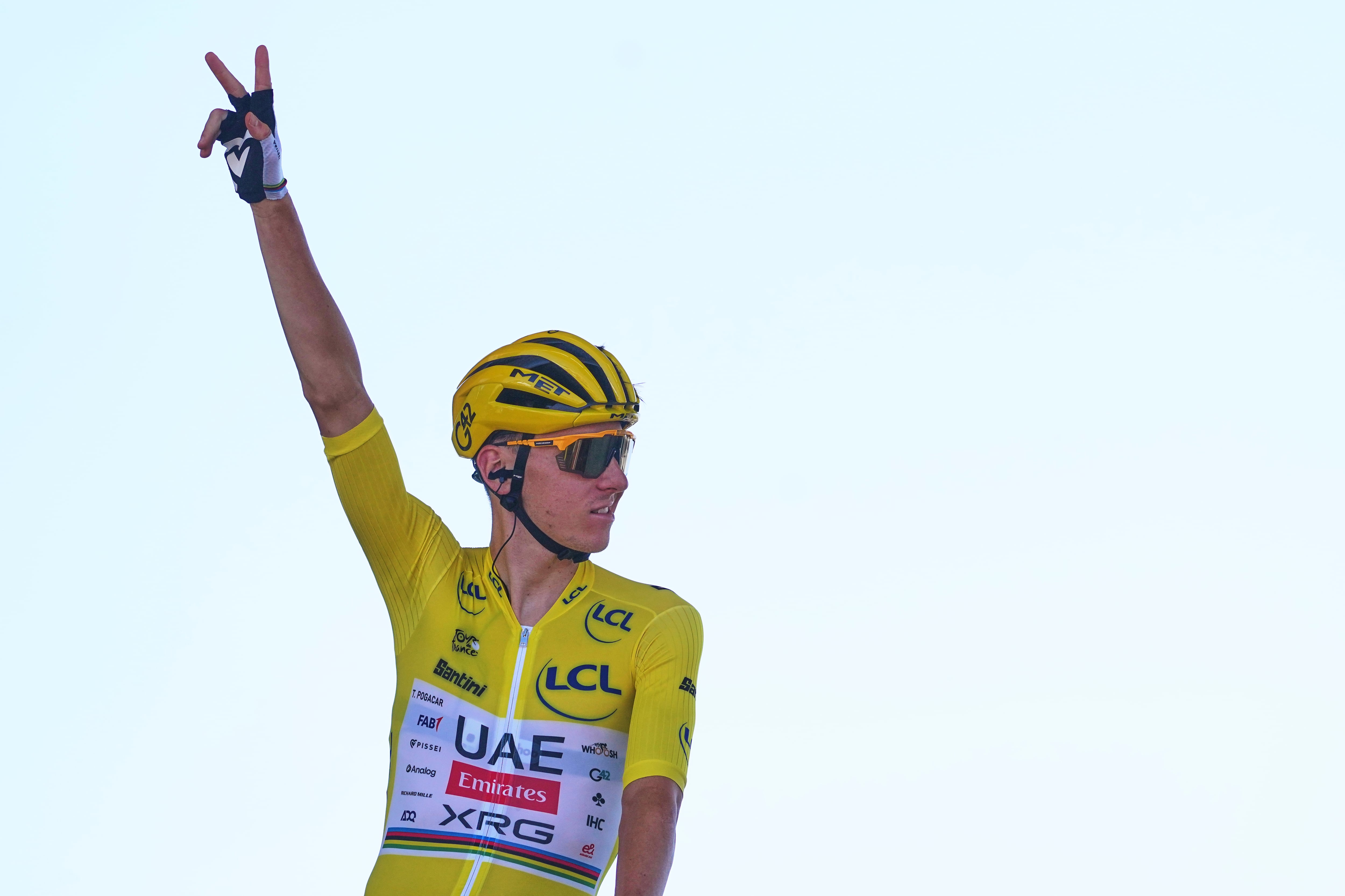 Tadej Pogacar se mantiene con el maillot amarillo