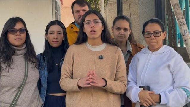 Familias y la concejala Sofía Vélez denuncian que el gobierno de Luis Mendoza canceló estancias infantiles.