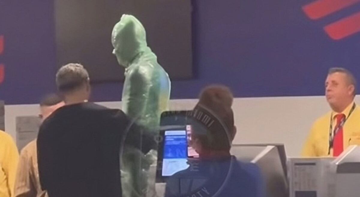 Un hombre se emplayó para viajar en el aeropuerto de Miami, Estados Unidos
