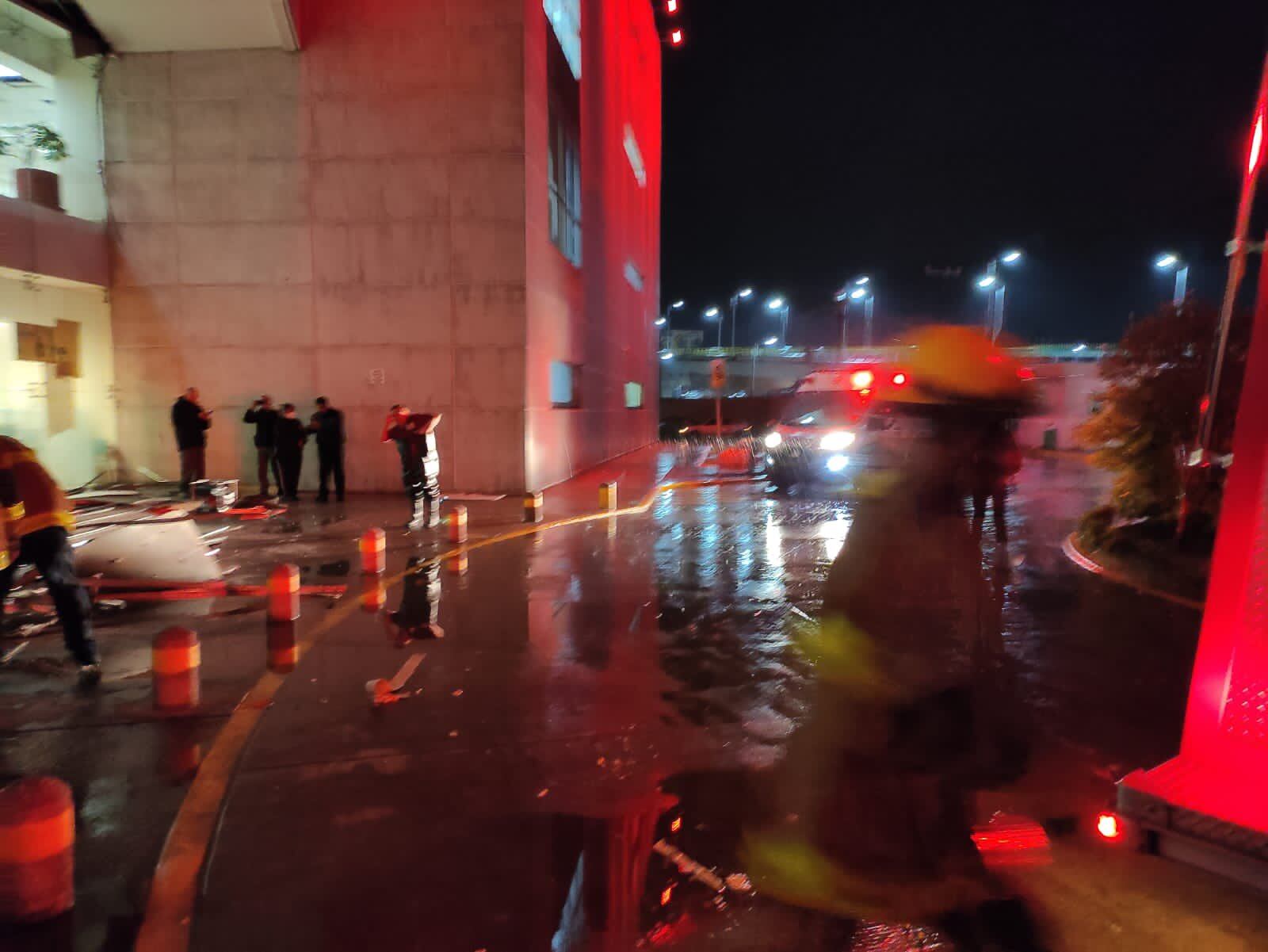 VIDEO: Cae fachada de IMSS Tecámac por fuertes lluvias; no hay heridos