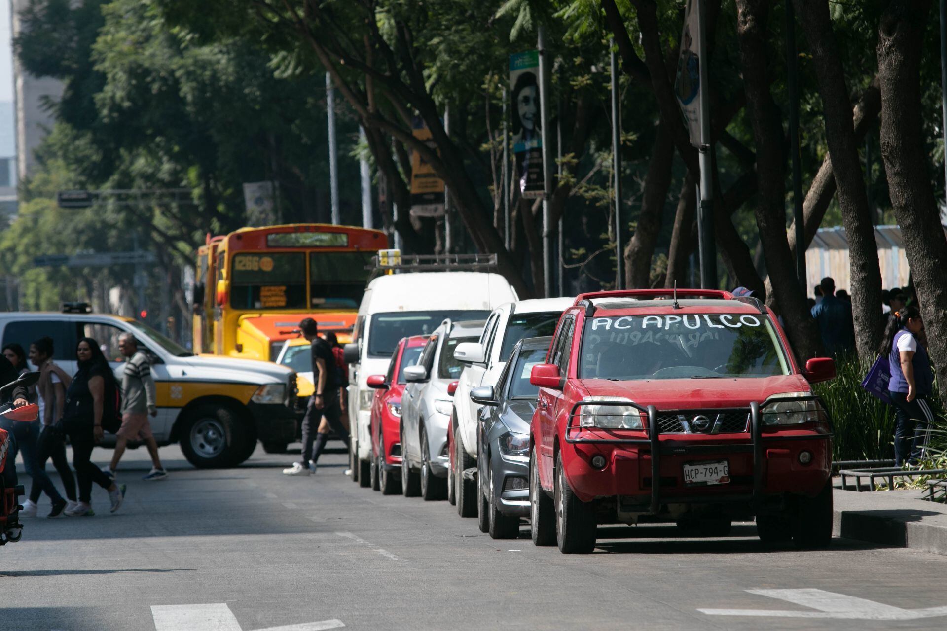 Habitantes de Acapulco arribaron al primer cuadro de la capital para exigirle al gobierno recursos y ayuda por la emergencia provocada por el paso del huracán Otis