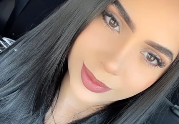 Quería ser rubia y terminó sin cabello