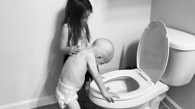La desgarradora imagen de una niña que consuela a su hermano menor enfermo de cáncer.