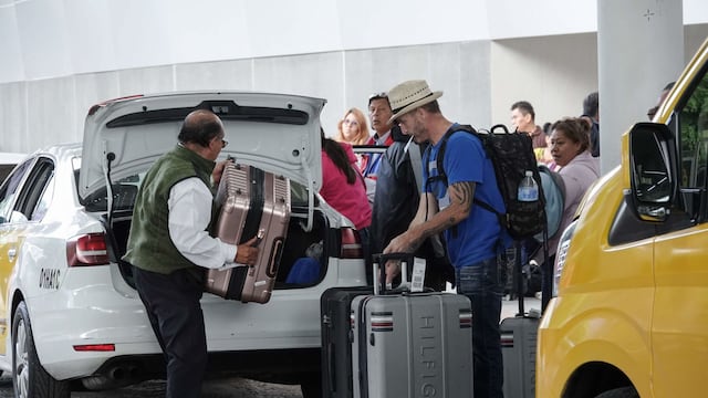 Desde hace semanas se ha prohibido el acceso a taxis de aplicación como Uber y Didi para recoger usuarios en el Aeropuerto Internacional de la Ciudad de México