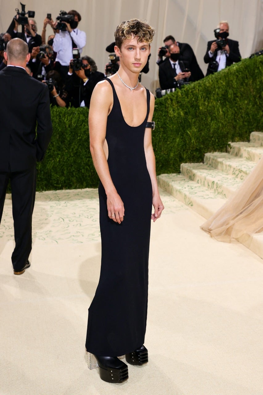 Troye Sivan luce un atuendo de Cartier en el 'Met Gala 2021'