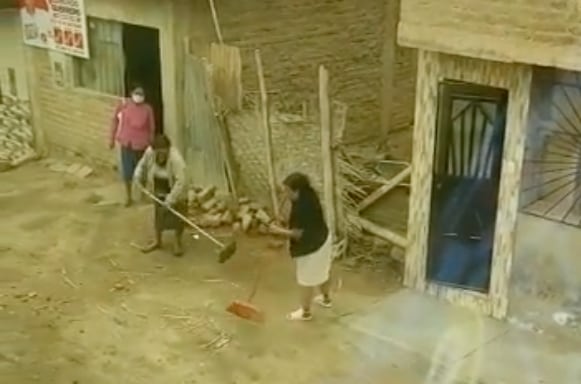 Vecinas pelean por la basura