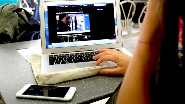 Computadora portátil y teléfono inteligente.