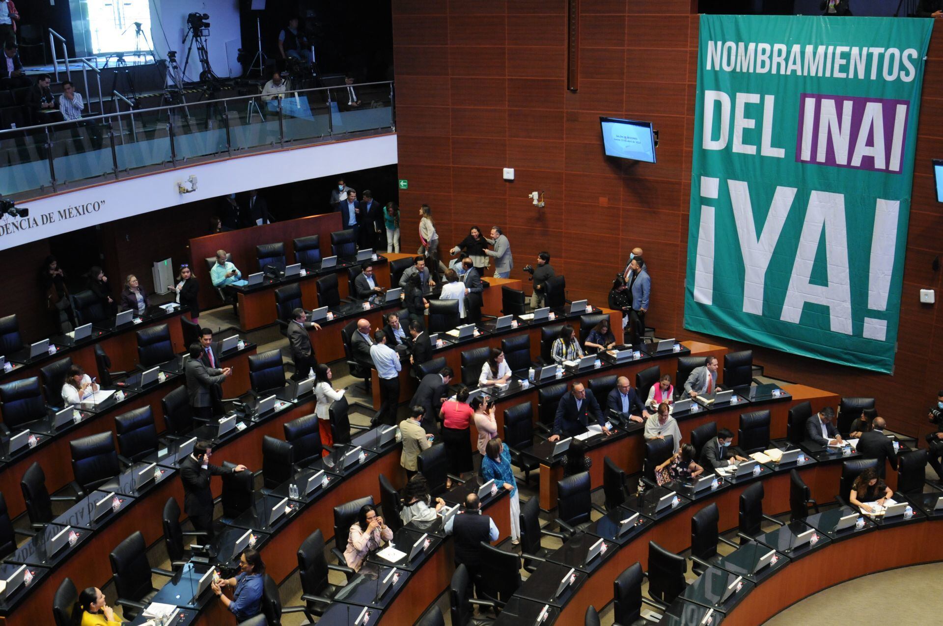 La oposición colocó una manta pidiendo que se designen a los nuevos consejeros del INAI.