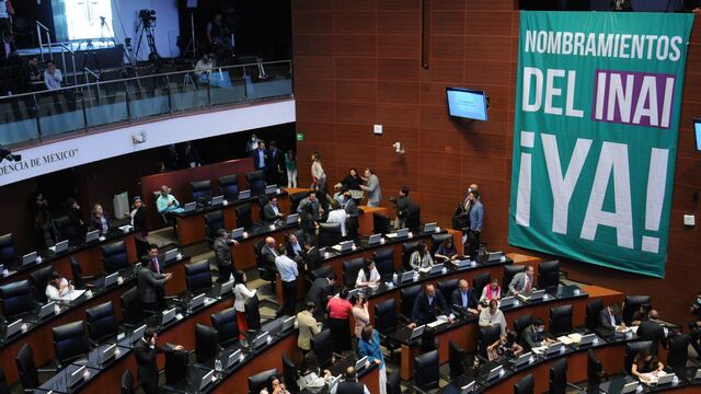 La oposición colocó una manta pidiendo que se designen a los nuevos consejeros del INAI.