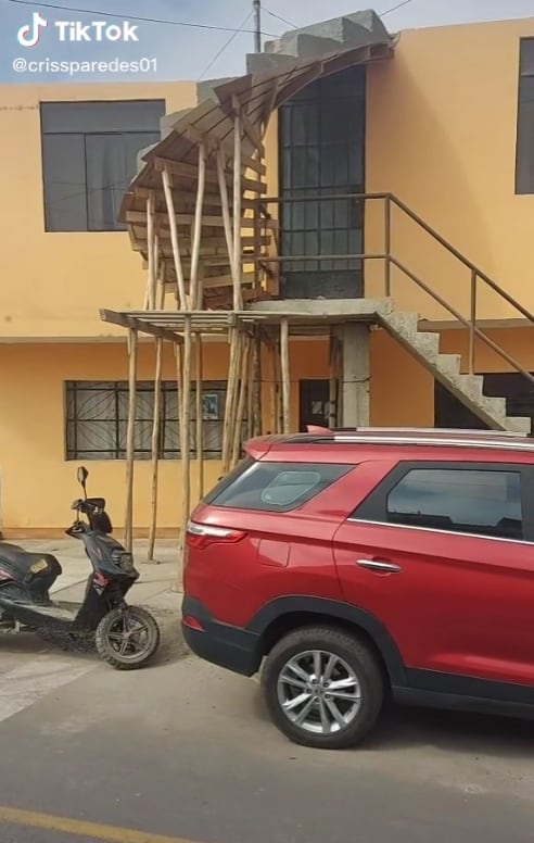 Albañiles construyeron una escalera sin salida